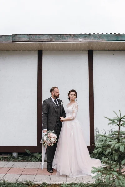 Frischvermählte am Hochzeitstag in der Nähe ihres Hauses — Stockfoto