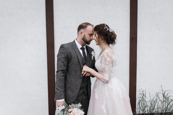 Newlyweds near house on their wedding day — Stock Photo, Image