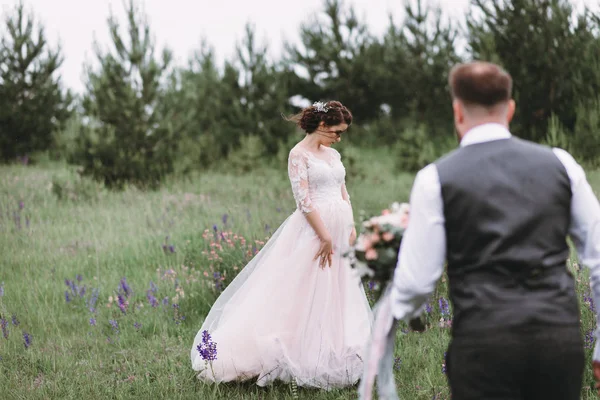 Os recém-casados caminham ao ar livre no dia do casamento — Fotografia de Stock