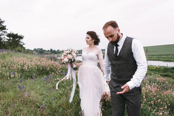 Recién casados caminan al aire libre el día de su boda —  Fotos de Stock