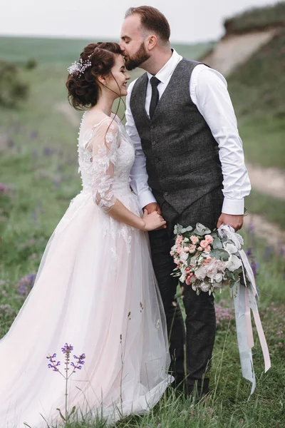 Os recém-casados caminham ao ar livre no dia do casamento — Fotografia de Stock