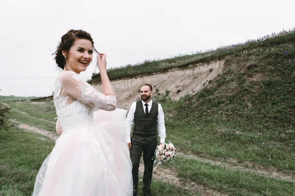 Recién casados caminan al aire libre el día de su boda —  Fotos de Stock