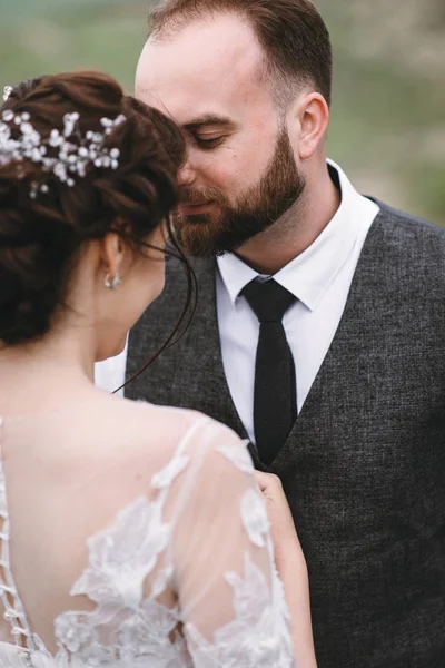 Os recém-casados caminham ao ar livre no dia do casamento — Fotografia de Stock