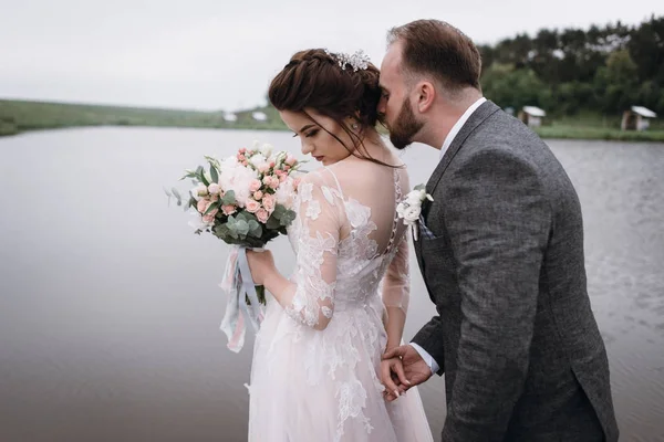 Yeni evliler göl kenarında Evlendikleri gün yürümek. — Stok fotoğraf