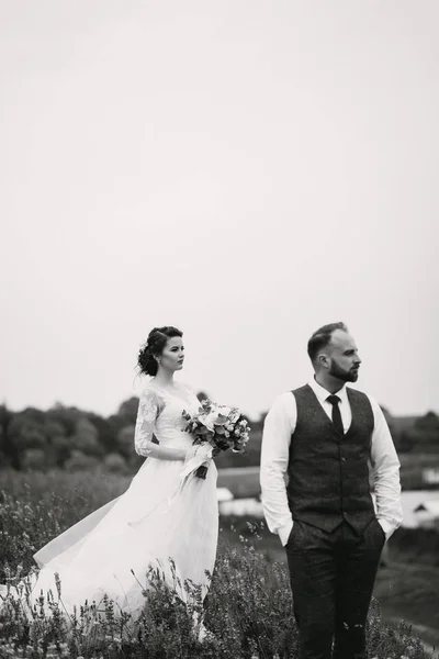 Frischvermählte gehen am Hochzeitstag im Freien spazieren — Stockfoto