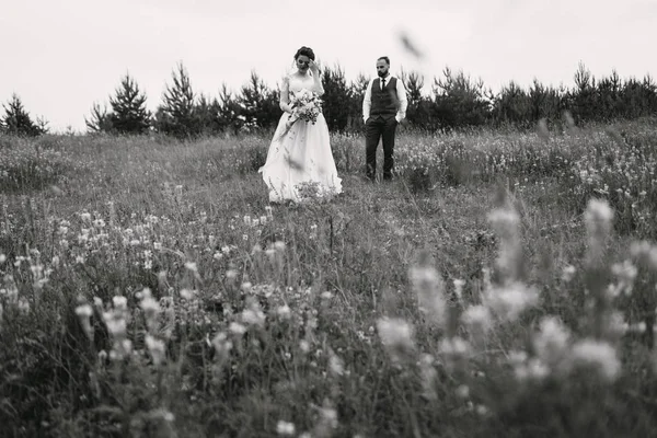 Jonggehuwden lopen buiten op hun trouwdag — Stockfoto