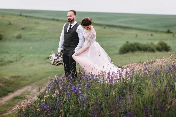 Nygifta promenad utomhus på deras bröllopsdag — Stockfoto