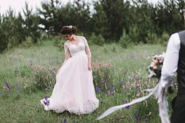 Os recém-casados caminham ao ar livre no dia do casamento — Fotografia de Stock