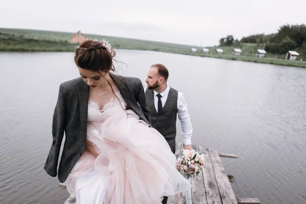 신혼 부부는 그들의 결혼 날에 호수 근처 산책 — 스톡 사진