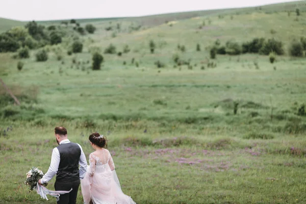 Frischvermählte gehen am Hochzeitstag im Freien spazieren — Stockfoto
