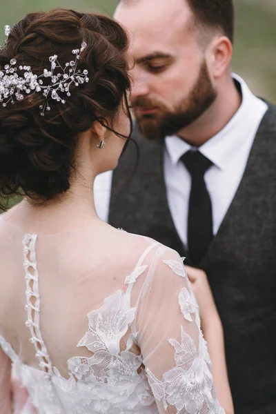 Newlyweds walk outdoors on their wedding day — Stock Photo, Image