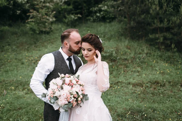 Recién casados caminan al aire libre el día de su boda —  Fotos de Stock