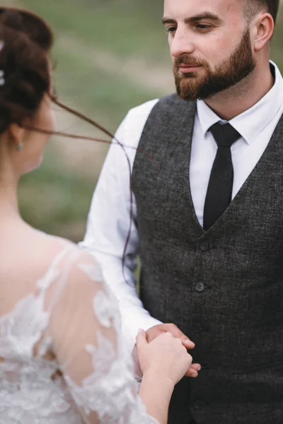 Os recém-casados caminham ao ar livre no dia do casamento — Fotografia de Stock