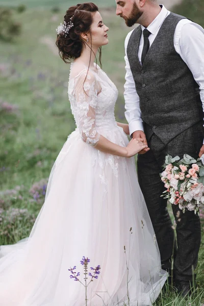 Les jeunes mariés marchent à l'extérieur le jour de leur mariage — Photo