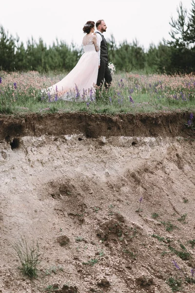 Nygifta promenad utomhus på deras bröllopsdag — Stockfoto