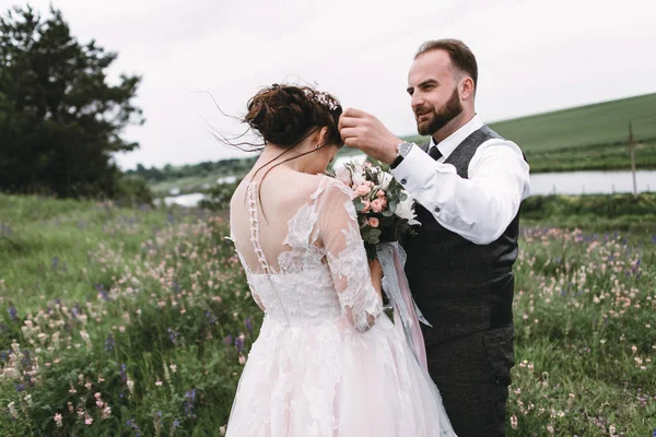 Os recém-casados caminham ao ar livre no dia do casamento — Fotografia de Stock