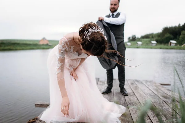 Jonggehuwden wandeling in de buurt van lake op hun trouwdag — Stockfoto