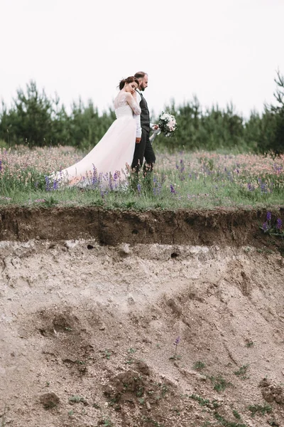 Νεόνυμφοι τα πόδια σε εξωτερικούς χώρους για την ημέρα του γάμου τους — Φωτογραφία Αρχείου