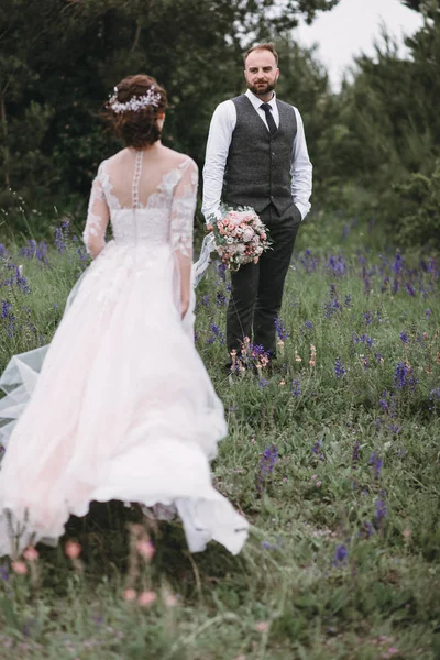 Os recém-casados caminham ao ar livre no dia do casamento — Fotografia de Stock