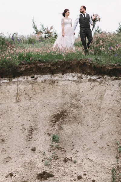 Νεόνυμφοι τα πόδια σε εξωτερικούς χώρους για την ημέρα του γάμου τους — Φωτογραφία Αρχείου