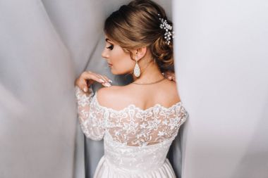 Zarif elbise poz içinde portre muhteşem genç gelin 