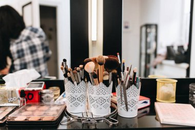 Makyaj fırçaları ve diğer araçları beyaz bardak, yakından görmek 