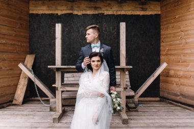 Romantik anlar açık havada zevk güzel düğün çifti