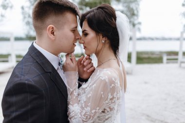 Mutlu genç yeni evli çift düğün günü kucaklayan 