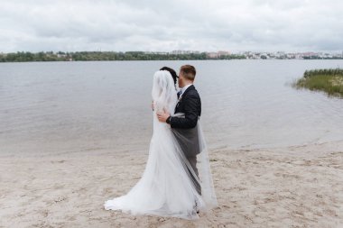 Göl yakınındaki romantik anları zevk güzel düğün çifti