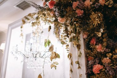 resmi düğün altın tonlarda. rustik tarzı. Özel tematik dekor