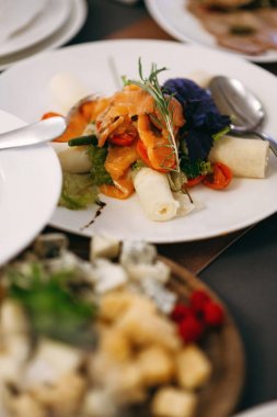 et, sebze ve peynir aperatifler masanın üzerinde. Düğün masa. tablo açık büfe