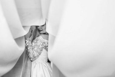 Zarif elbise poz içinde portre muhteşem genç gelin 