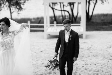 Mutlu genç sadece evli çift-nehir Sahilde yürüyüş onların düğün günü 