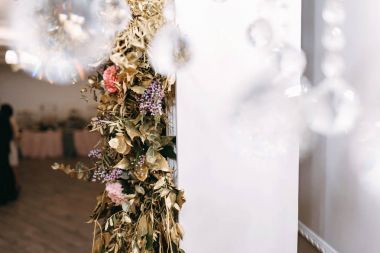 resmi düğün altın tonlarda. rustik tarzı. Özel tematik dekor