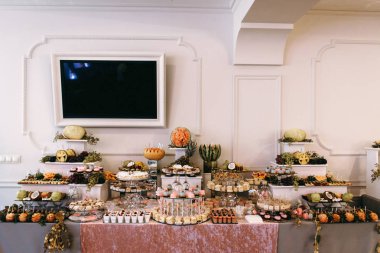 Tatlılar ve pastalar düğün tatlı tablo. Güzel bir düğün