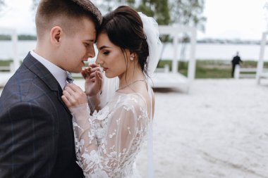 Mutlu genç sadece onların düğün gününde bir göl plajda yaz gününde evli çift 