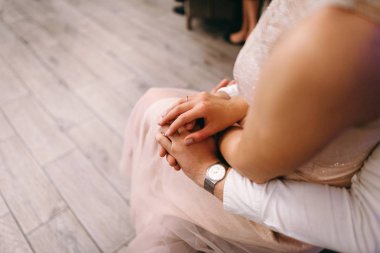 Gelin ve damat el ele tutuşarak yakın çekim görünümünü