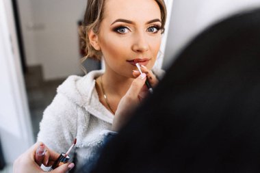 Makyöz makyaj güzel genç gelin için uygulama