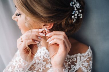 Genç güzel gelin küpe takıyor görünümünü yakın çekim