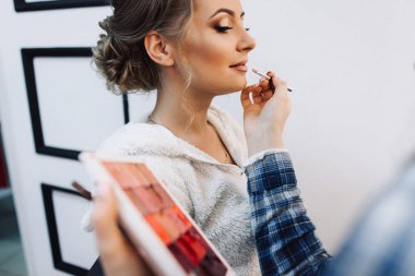 Makyöz makyaj güzel genç gelin için uygulama