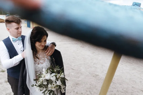 Красива Весільна Пара Насолоджується Романтичними Моментами Пляжі — стокове фото