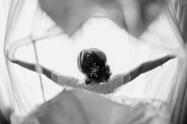 Портрет Великолепной Молодой Невесты Элегантной Позе — стоковое фото