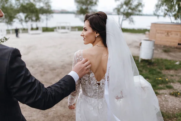 Feliz Joven Recién Casado Pareja Día Boda Playa Lago Día —  Fotos de Stock