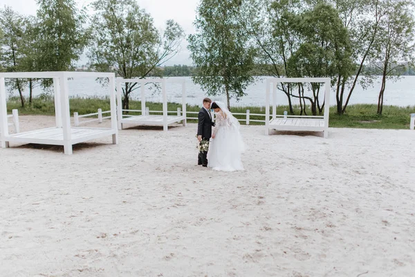 Jovens Felizes Apenas Casados Casal Seu Dia Casamento Praia Lago — Fotografia de Stock