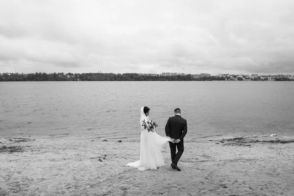 Vackra Bröllop Par Njuta Romantiska Stunder Nära Sjön — Stockfoto