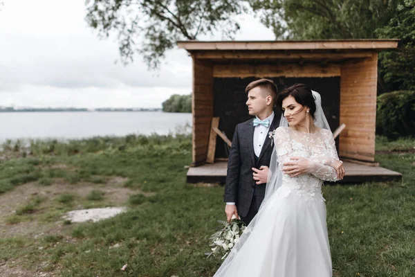 Щаслива Молода Щойно Одружена Пара День Весілля Позує Біля Берега — стокове фото