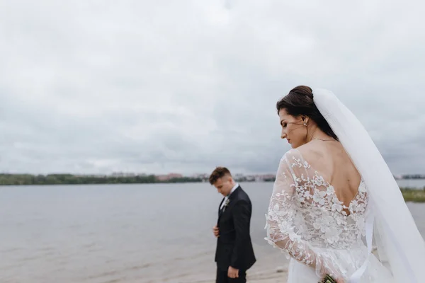 Mooie Bruidspaar Genieten Van Romantische Momenten Buurt Van Het Meer — Stockfoto