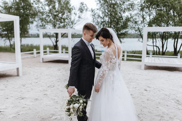 Feliz Joven Recién Casado Pareja Día Boda Playa Lago Día — Foto de Stock