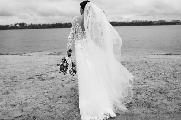 Gorgeous Νεαρή Νύφη Ένα Πολυτελές Φόρεμα Κοντά Στη Λίμνη — Φωτογραφία Αρχείου