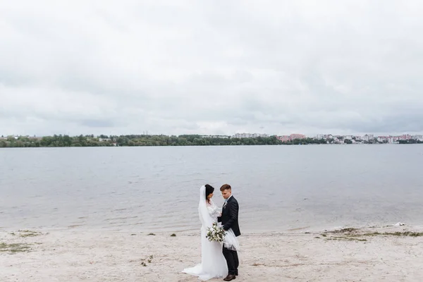 Hermosa Pareja Boda Disfrutando Momentos Románticos Cerca Del Lago —  Fotos de Stock